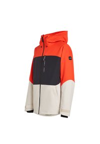 Chaqueta con bloque de color que presenta una capucha roja, un panel en el pecho azul marino y una sección inferior crema. Cuenta con cremalleras y un tejido texturizado.