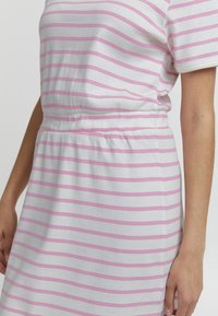 Abito a righe con linee orizzontali rosa e bianche, realizzato in tessuto a costine, con vita elasticizzata e maniche corte.