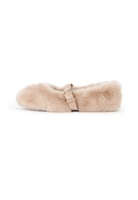 Pantofole di peluche beige con punta arrotondata, fascia beige regolabile e texture morbida. Presenta una suola piatta per il massimo comfort.