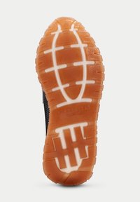 Suola di scarpa sportiva nera con una suola in gomma arancione strutturata e dettagli bianchi. Presenta un motivo a zigzag per trazione e grip.