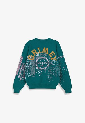 Suéter de punto teal con "GRIMEY" en amarillo, patrones gráficos en rosa y puños y bajo acanalados. Diseño trasero con un paisaje urbano abstracto.
