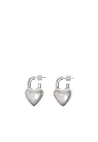 Pendientes de plata en forma de corazón con un diseño de cerradura, con un acabado pulido y cierre de presión. Grabado de marca notable en uno de los pendientes.