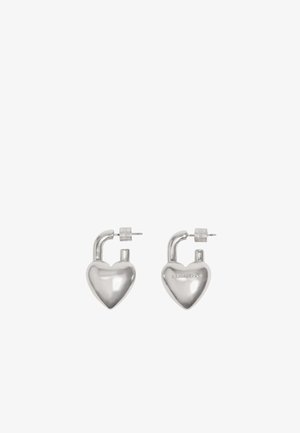 Strieborné náušnice v tvare srdca s dizajnom zámku, majú lesklý povrch a uzatváranie na zadnej strane. Na jednej z náušníc sú znateľne vygravírované značky.