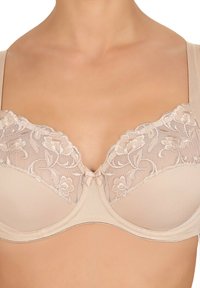 Soutien-gorge beige avec des détails en dentelle florale brodée en haut, mettant en vedette un nœud au centre. Les bonnets ont une texture lisse et un armature de soutien.