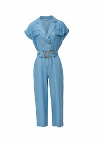 Mono de mezclilla azul claro con mangas cortas, cierre de botones de doble botonadura, dos bolsillos en el pecho, cintura con cinturón y piernas ajustadas.