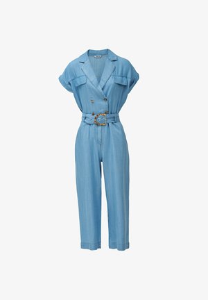 Une combinaison en denim bleu clair avec des manches courtes, une fermeture à double boutonnage, deux poches poitrine, une taille ceinturée et des jambes fuselées.