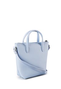 Petit sac à main bleu clair avec deux poignées courtes, une bandoulière amovible et une fermeture éclair supérieure.