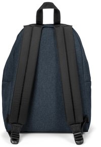 Mochila de tela azul oscuro con correas acolchadas negras, un asa superior y un acabado texturizado. Presenta bolsillos laterales externos y herrajes resistentes.