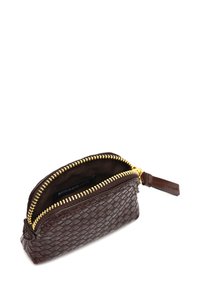 Brązowa pleciona skórzana torba z złotym zamkiem błyskawicznym, charakteryzująca się teksturowaną powierzchnią i ciemnym materiałem wewnętrznym. Kompaktowy design do małych przedmiotów.