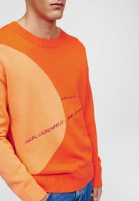 KARL LAGERFELD Stickad tröja - orange