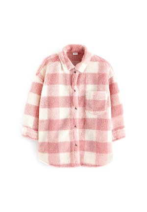 Miękka kurtka sherpa na guziki, w różowo-biały wzór w kratę, z długimi rękawami, kołnierzem i kieszenią na piersi po lewej stronie.