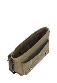 Oliven grøn canvas crossbody taske med et lynlås hovedrum, frontlomme og trykknaplukning. Justerbar skulderrem inkluderet.