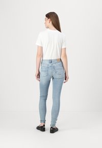 Tommy Jeans NORA - Kitsa lõikega teksad - denim light