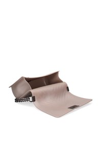 Borsa flessibile rosa realizzata in un materiale simile alla gomma, con una tracolla a catena, design piegato e dettagli interni testurizzati.