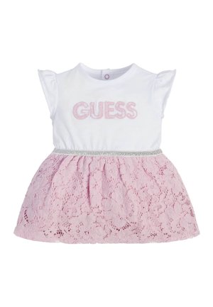 Hvid babydragt med kasketærmer, lyserødt blondernederdel, sølvfarvet taljebånd og "GUESS" broderet med lyserødt på brystet.