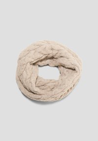 Beige gebreide infinity sjaal, met een textuur en kabelpatroon. Zacht, comfortabel materiaal met een ronde vorm voor eenvoudig dragen.