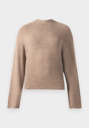 Bežani pleteni pulover s okruglim izrezom, dugim rukavima i rebrastim rubom. Mekana tekstura i opušteni kroj s raglan rukavima.