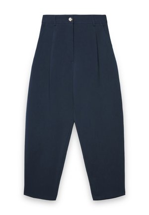 Pantaloni a vita alta color blu navy con taglio affusolato, pieghe frontali, tasche laterali, passanti per cintura e chiusura con bottone in vita.
