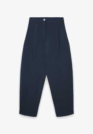 Pantaloni a vita alta color blu navy con taglio affusolato, pieghe frontali, tasche laterali, passanti per cintura e chiusura con bottone in vita.