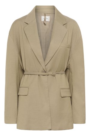 Blazer beige ajusté avec revers crantés, manches longues, deux poches à rabat devant, et une fine ceinture assortie qui se ferme à la taille.
