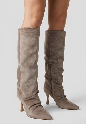 Super Mode, BOTTES PLISSÉES À TALONS - Bottes - taupe