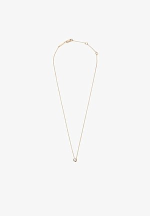 Halskette in Goldfarbe mit einer dünnen Kette, die in der Mitte einen kleinen, klaren runden Kristallanhänger hat. Einfaches Design und zarte Textur.