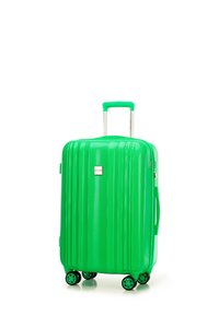 Zielona twarda walizka z pionowymi paskami, z wysuwaną rączką, czterema kółkami i boczną rączką. Zawiera metalową tabliczkę z logo marki.