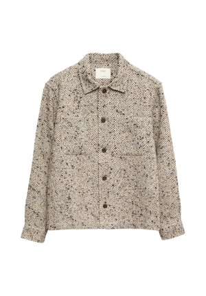 Chaqueta de camisa con patrón de espiga en marrón y crema, con cuello, botones frontales y dos bolsillos en el pecho. Tejido texturizado.