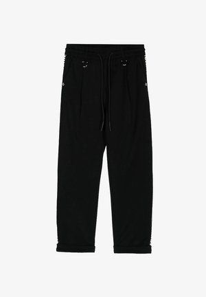 Schwarze Freizeithose mit elastischem Bund, Kordelzug, seitlichen Taschen und umgeschlagenen Bündchen, auf weißem Hintergrund dargestellt.