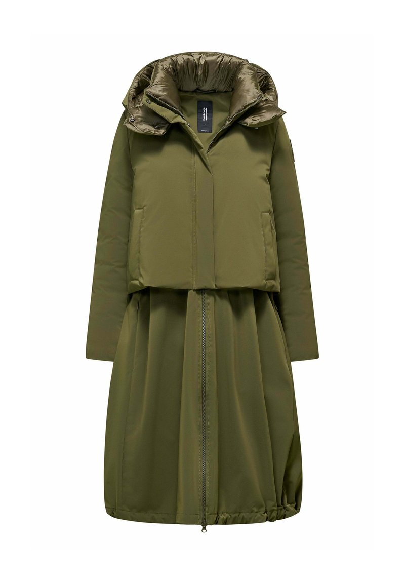 Cappotto lungo imbottito verde oliva con collo alto e zip frontale, caratterizzato da un orlo arricciato e due tasche laterali.