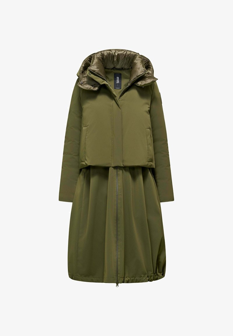 Cappotto lungo imbottito verde oliva con collo alto e zip frontale, caratterizzato da un orlo arricciato e due tasche laterali.
