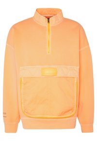 Pullover arancione con un colletto alto, zip quartofronte, e una grande tasca frontale caratterizzata da un'etichetta accentata gialla e dettagli in rete.