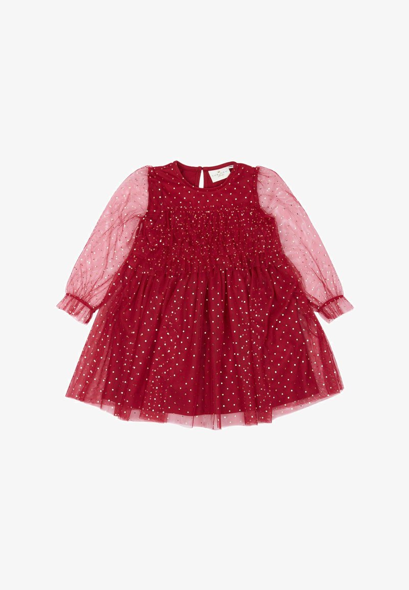 Piros bársonydressz rózsaszín áttetsző, hosszú ujjakból, ráncolt felsőrésszel és fehér pöttyökkel, kulcslyuk háttal és rakott szoknyával.