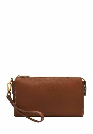 Porte-monnaie en cuir marron avec une texture grainée, quincaillerie en accent doré, fermeture éclair et une bandoulière amovible.