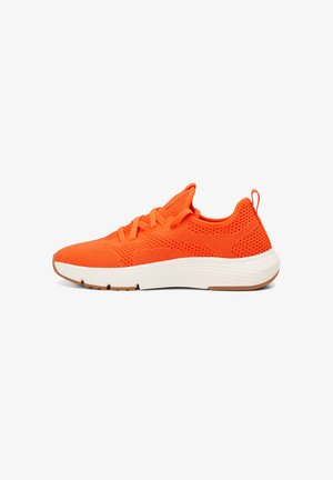 Chaussure de sport en mesh orange avec un dessus texturé, des lacets plats et une semelle intermédiaire blanche. Présente une semelle en caoutchouc pour l'adhérence et la durabilité.