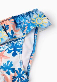 Slip da bagno con stampa floreale blu e rosa, caratterizzato da un orlo arricciato, una costruzione senza cuciture e una vita elastica per una vestibilità migliorata.