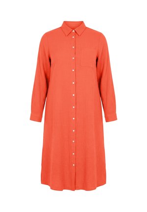Langærmet, koralfarvet kjole med knapper foran, krave og brystlomme, lavet af tekstureret stof.