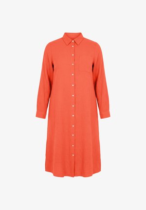Langærmet, koralfarvet kjole med knapper foran, krave og brystlomme, lavet af tekstureret stof.