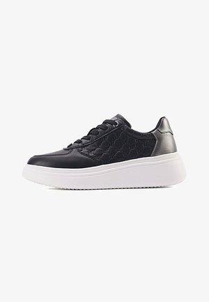 Sorte sneakers lavet af glat og tekstureret læder, med en hvid platformssål, snørelukning og subtile metalaccenter.