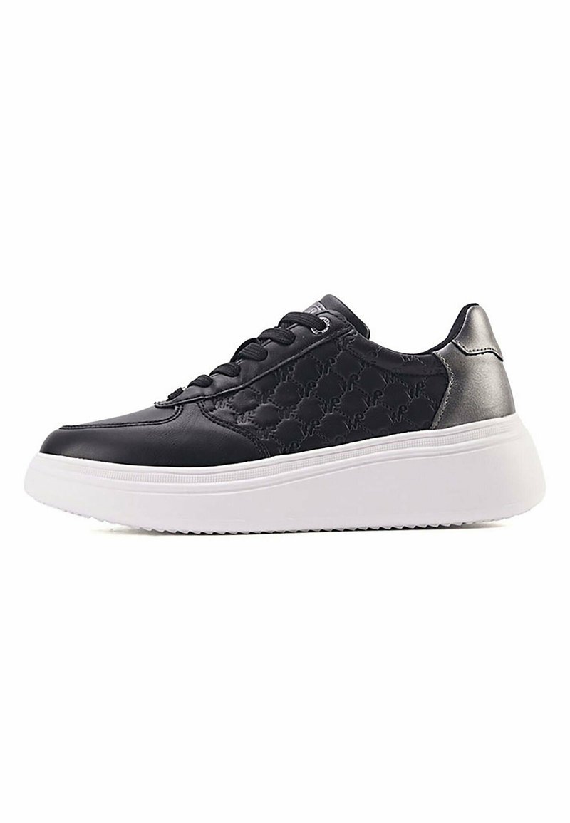 Schwarze Sneaker aus glattem und strukturiertem Leder, mit einer weißen Plateausohle, Schnürdesign und dezenten metallischen Akzenten.