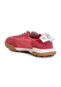 Růžová sportovní bota s kombinací hladkých a semišových textur, bílými šňůrkami a gumovou podrážkou s viditelnými protiskluzovými výstupky.