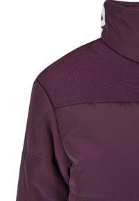 Veste violette avec tissu texturé sur le haut du dos et tissu lisse sur le bas du dos et la manche.