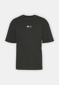 Czarna bawełniana koszulka z krótkim rękawem, okrągłym dekoltem i małym białym logo nadrukowanym na piersi. Gładka faktura, luźny krój.