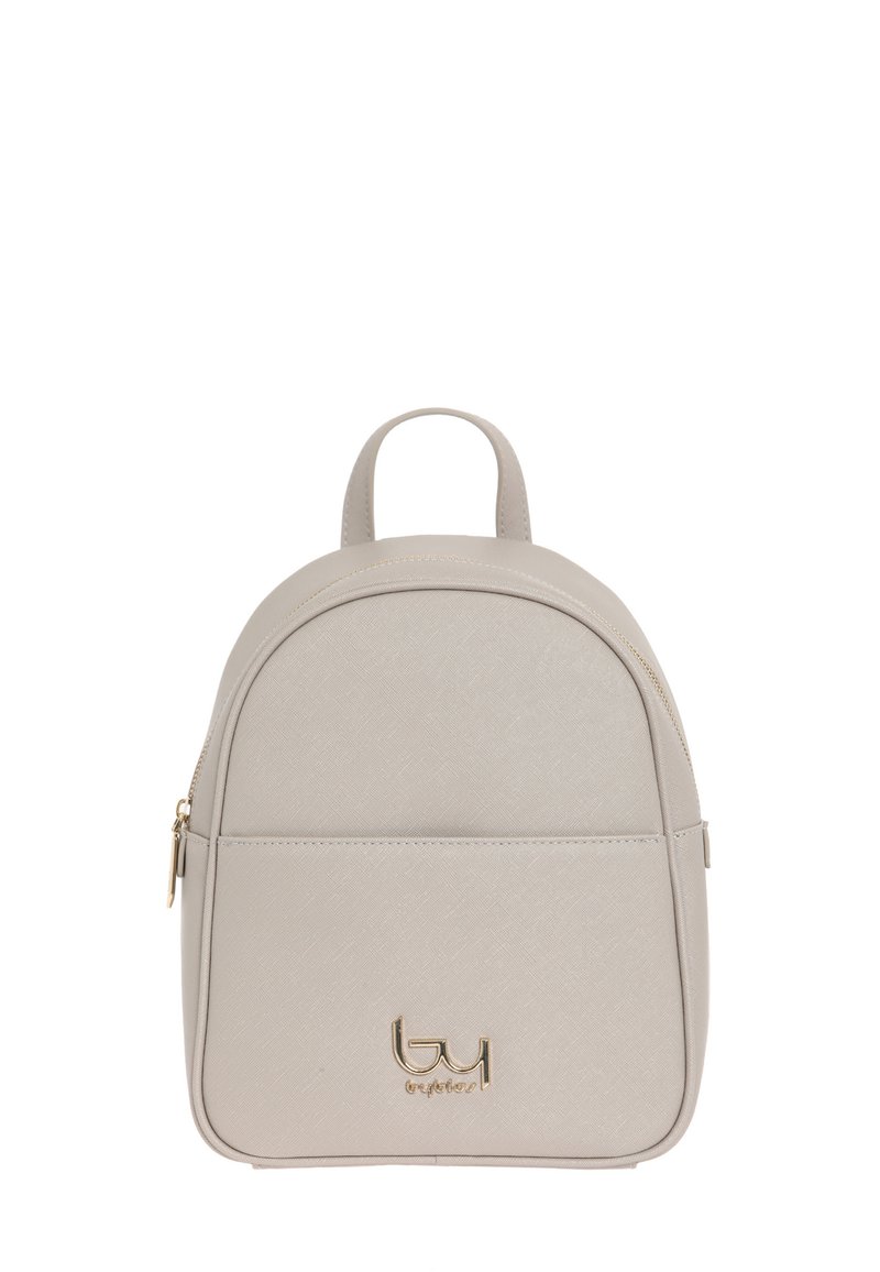 Zaino sintetico grigio chiaro con design arrotondato, accessori dorati, tasca frontale con zip e logo in rilievo. Texture liscia con motivi minimi.