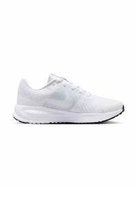 Chaussure de course légère blanche avec tige en mesh, fermeture à lacets, semelle rembourrée et semelle extérieure noire texturée pour l’adhérence.