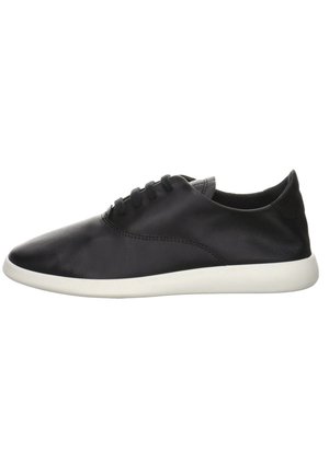 Czarny niskoprofilowy skórzany sneaker na sznurowadła z gładką cholewką i białą miękką podeszwą widziany z boku.