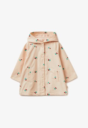 Impermeabile con cappuccio color pesca chiaro, chiusura frontale con bottoni a pressione e stampa sparsa di piccole ciliegie rosse con foglie verdi, due tasche frontali.