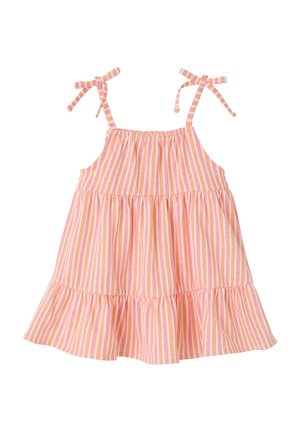 Ärmelloses Kleinkindkleid mit rosa, orangefarbenen und weißen vertikalen Streifen, gerafften Stufen und Knoten-Trägern auf weißem Hintergrund.