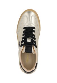 Sneaker métallique doré avec lacets noirs, bout rond et languette arrière noire. Présente une semelle intérieure rembourrée et une semelle en caoutchouc pour une meilleure traction.