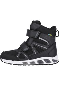 Sorte atletiske mid-top sko med syntetiske og mesh-materialer, justerbare velcro-stropper, reflekterende detaljer og hvidt polstret sål.
